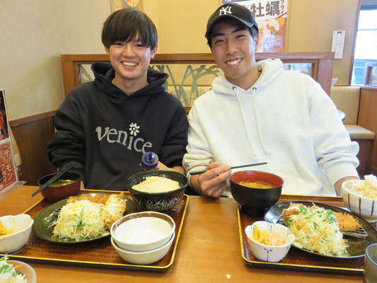 仲のいい仲間とご飯